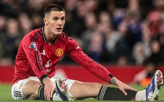 Van der Sar chỉ ra sai lầm của Carrick trong trận thua Leeds