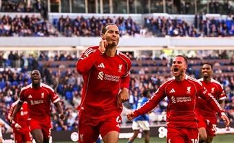 Van Dijk rực sáng phút cuối, Liverpool thắng nghẹt thở Everton