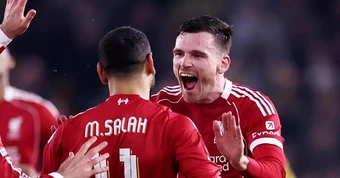 Van Dijk tri ân đầy cảm xúc đến Salah và Robertson