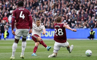 VAR giải cứu Arsenal sau khoảnh khắc tỏa sáng của Trossard