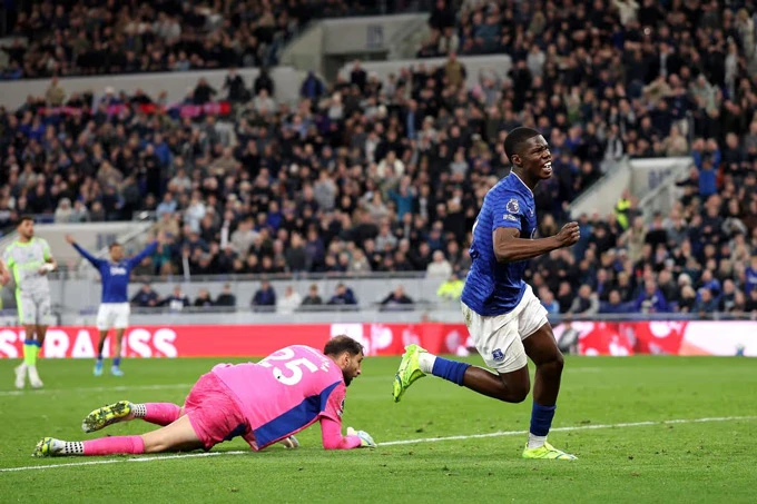 Vì sao bàn thắng 'việt vị' của Everton vẫn được tính trước Man City?