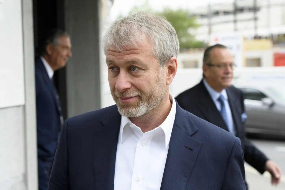 Vì sao CĐV Chelsea hô vang tên Abramovich, la ó giới chủ Mỹ?