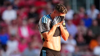 Vừa trở lại sau 6 tháng, Fabian Schar lại chấn thương khiến Newcastle chết lặng