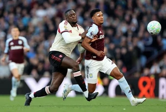 Watkins chê hàng thủ Liverpool rời rạc