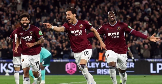 West Ham nhấn chìm Wolves, đẩy Tottenham xuống vị trí thứ 18 trên BXH West Ham nhấn chìm Wolves, đẩy Tottenham xuống vị trí thứ 18 trên BXH