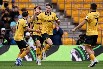 Wolves chia điểm với Sunderland trong trận cầu có thẻ đỏ