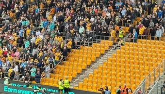 Wolves sơ tán CĐV vì mảnh vỡ rơi ở Molineux