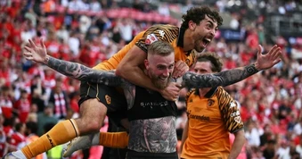 Xác định đội bóng thứ ba thăng hạng Premier League