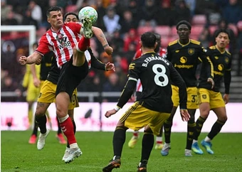Xhaka nhắc Sunderland tỉnh táo sau trận hòa MU