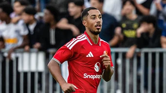Youri Tielemans gây ấn tượng trước PSG, fan MU có lý do để kỳ vọng