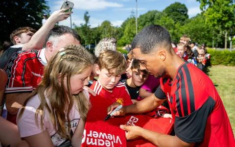 Youri Tielemans: 'Tôi nợ Aston Villa cả thế giới, nhưng MU vĩ đại hơn' Youri Tielemans: 'Tôi nợ Aston Villa cả thế giới, nhưng MU vĩ đại hơn'