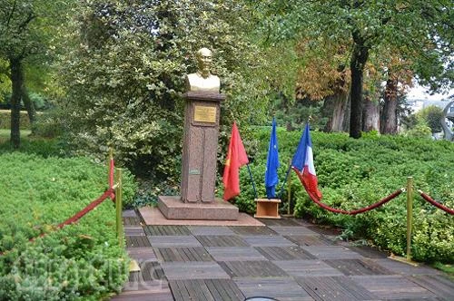 136 năm Ngày sinh Chủ tịch Hồ Chí Minh: Dâng hoa tưởng niệm Bác Hồ tại Pháp 136 năm Ngày sinh Chủ tịch Hồ Chí Minh: Dâng hoa tưởng niệm Bác Hồ tại Pháp