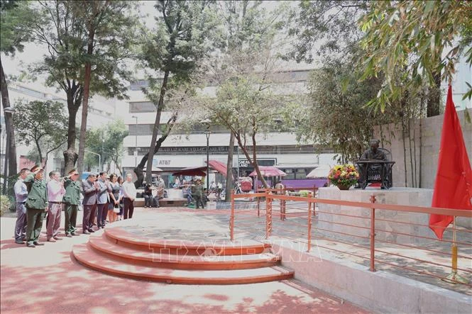 136 năm Ngày sinh Chủ tịch Hồ Chí Minh: Hình ảnh Bác sống mãi giữa lòng thủ đô Mexico City 136 năm Ngày sinh Chủ tịch Hồ Chí Minh: Hình ảnh Bác sống mãi giữa lòng thủ đô Mexico City