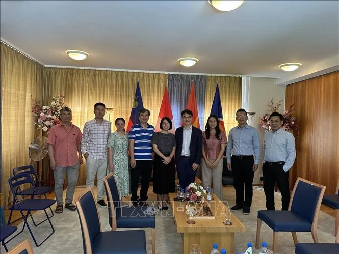 Cùng kỳ thủ Lê Quang Liêm lan tỏa hình ảnh đất nước, con người Việt Nam tại Thụy Sĩ Cùng kỳ thủ Lê Quang Liêm lan tỏa hình ảnh đất nước, con người Việt Nam tại Thụy Sĩ