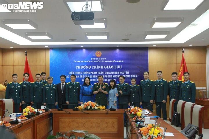 Cuộc gặp gỡ lịch sử giữa hai thế hệ người Việt từng du hành vũ trụ Cuộc gặp gỡ lịch sử giữa hai thế hệ người Việt từng du hành vũ trụ