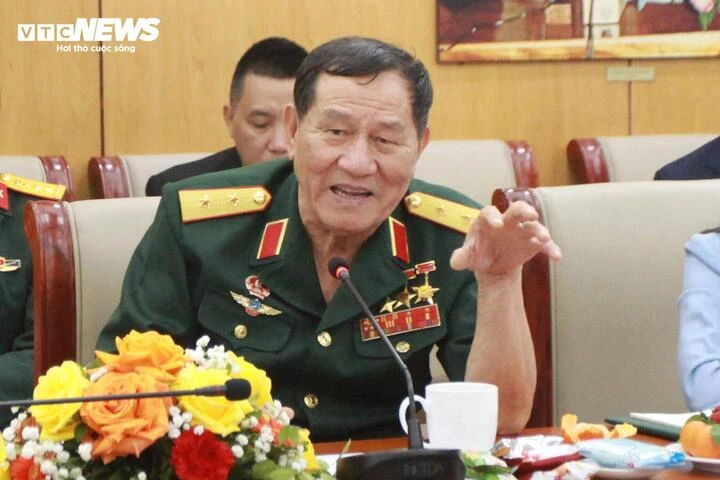 Cuộc gặp gỡ lịch sử giữa hai thế hệ người Việt từng du hành vũ trụ Cuộc gặp gỡ lịch sử giữa hai thế hệ người Việt từng du hành vũ trụ