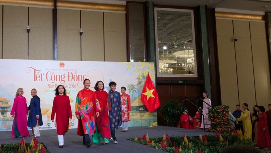 Đại sứ diện áo dài cùng kiều bào tại Singapore rộn ràng đón Tết Đại sứ diện áo dài cùng kiều bào tại Singapore rộn ràng đón Tết