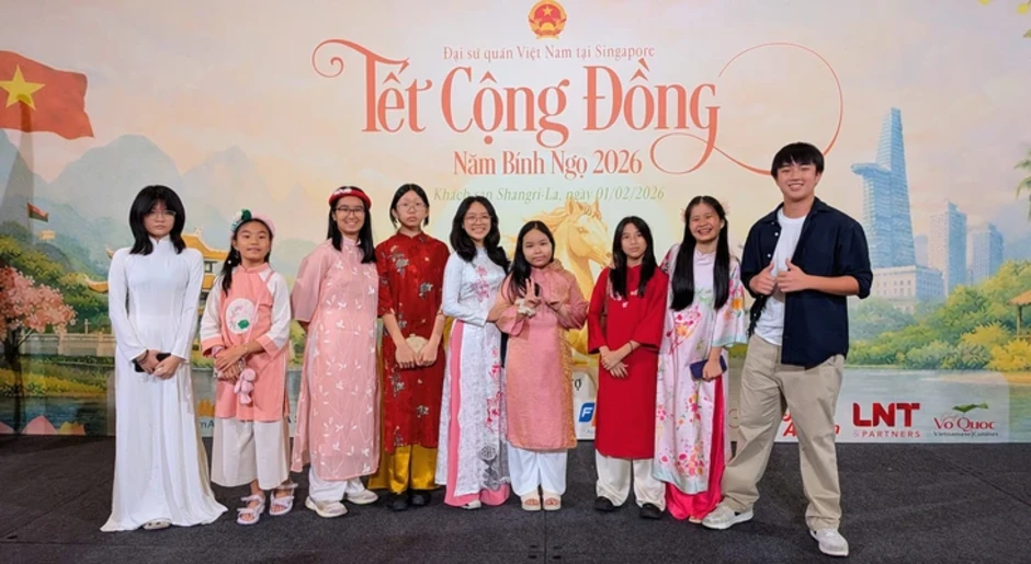 Đại sứ diện áo dài cùng kiều bào tại Singapore rộn ràng đón Tết Đại sứ diện áo dài cùng kiều bào tại Singapore rộn ràng đón Tết