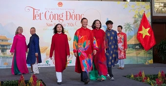 Đại sứ diện áo dài cùng kiều bào tại Singapore rộn ràng đón Tết