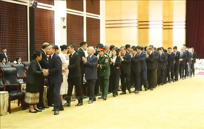 Đại sứ quán Việt Nam và cộng đồng người Việt Nam tại Lào viếng đồng chí Xaysomphone Phomvihane Đại sứ quán Việt Nam và cộng đồng người Việt Nam tại Lào viếng đồng chí Xaysomphone Phomvihane