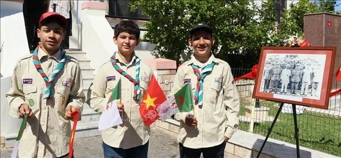 Dâng hoa tưởng nhớ Bác tại đại lộ mang tên Người ở Algeria Dâng hoa tưởng nhớ Bác tại đại lộ mang tên Người ở Algeria