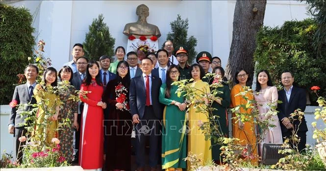 Dâng hoa tưởng nhớ Bác tại đại lộ mang tên Người ở Algeria Dâng hoa tưởng nhớ Bác tại đại lộ mang tên Người ở Algeria