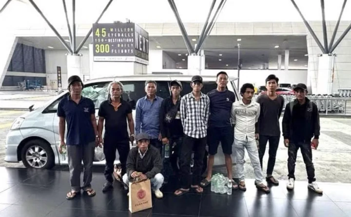 Giải cứu 10 ngư dân Việt Nam ở Malaysia, cảnh báo bẫy 'việc nhẹ, lương cao' Giải cứu 10 ngư dân Việt Nam ở Malaysia, cảnh báo bẫy 'việc nhẹ, lương cao'
