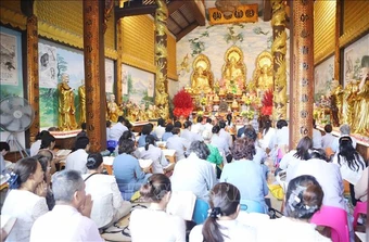 Gìn giữ bản sắc văn hóa Việt tại Lào trong dịp Rằm tháng Giêng