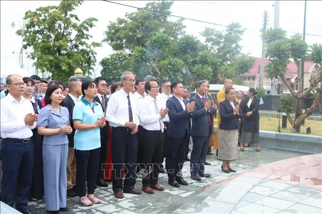 Hành trình 'Về nguồn theo dấu chân Chủ tịch Hồ Chí Minh' tại Lào Hành trình 'Về nguồn theo dấu chân Chủ tịch Hồ Chí Minh' tại Lào
