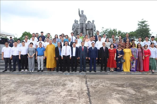 Hành trình 'Về nguồn theo dấu chân Chủ tịch Hồ Chí Minh' tại Lào Hành trình 'Về nguồn theo dấu chân Chủ tịch Hồ Chí Minh' tại Lào