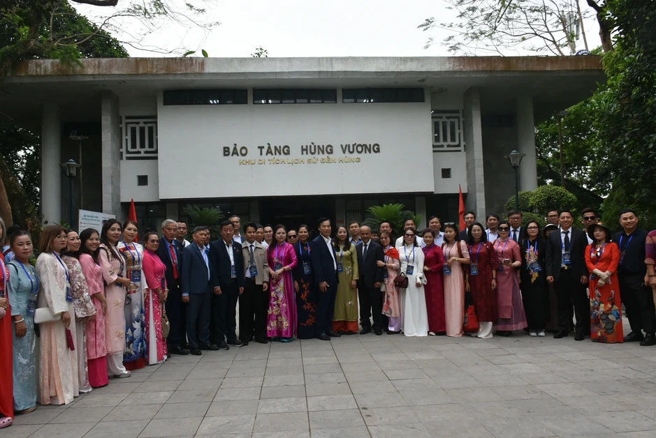 Kiều bào vinh dự khi được trở về nguồn cội nhân dịp Giỗ Tổ Hùng Vương Kiều bào vinh dự khi được trở về nguồn cội nhân dịp Giỗ Tổ Hùng Vương