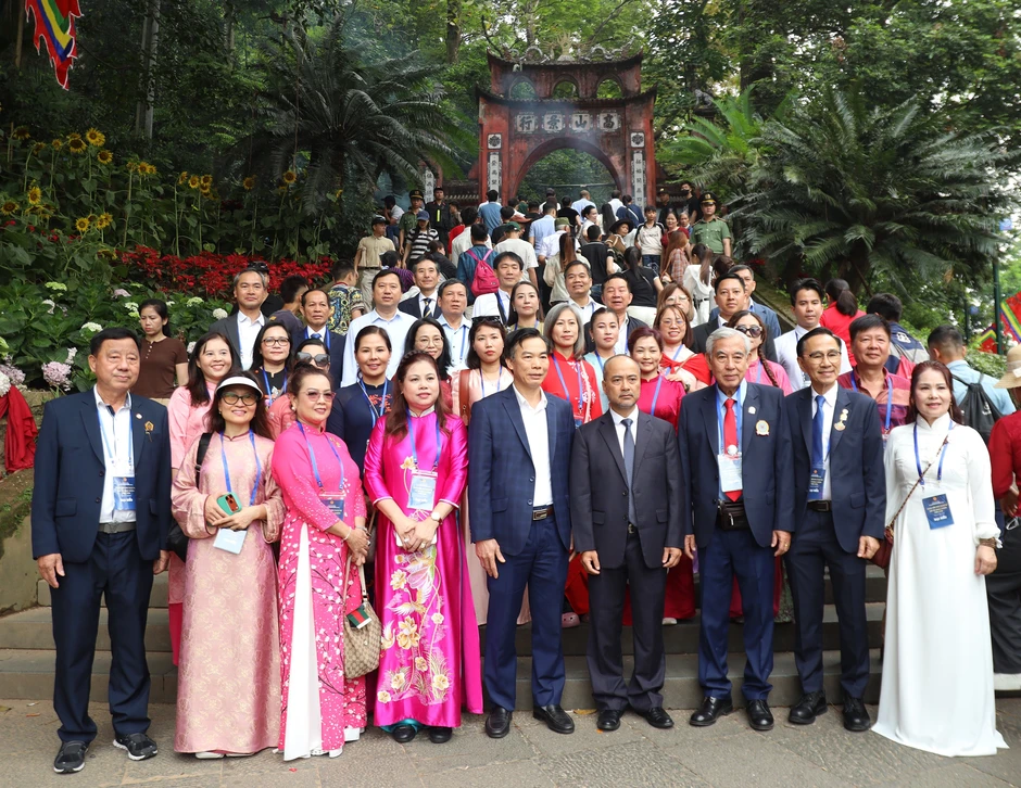 Kiều bào vinh dự khi được trở về nguồn cội nhân dịp Giỗ Tổ Hùng Vương Kiều bào vinh dự khi được trở về nguồn cội nhân dịp Giỗ Tổ Hùng Vương