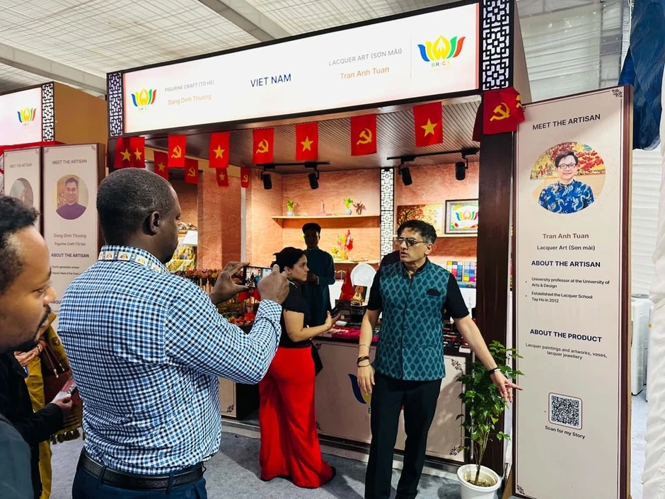 Nghệ nhân sơn mài mang hình ảnh Việt Nam tới hội nghị BRICS