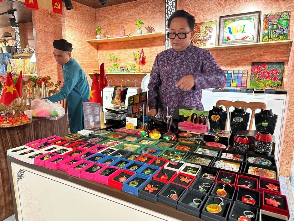 Nghệ nhân sơn mài mang hình ảnh Việt Nam tới hội nghị BRICS