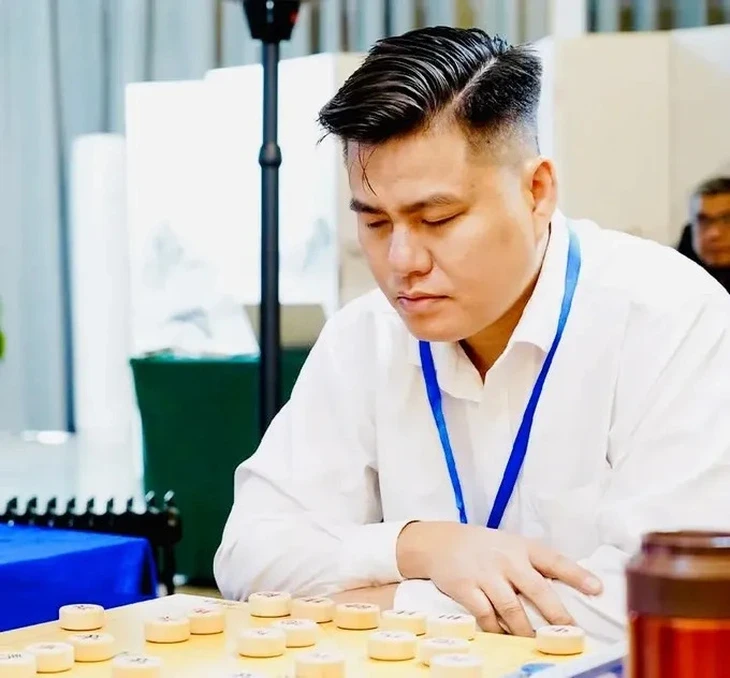 Nhiều người ngồi hàng giờ xem live trận đấu cờ tướng, gửi gắm kỳ vọng đến Lại Lý Huynh Nhiều người ngồi hàng giờ xem live trận đấu cờ tướng, gửi gắm kỳ vọng đến Lại Lý Huynh