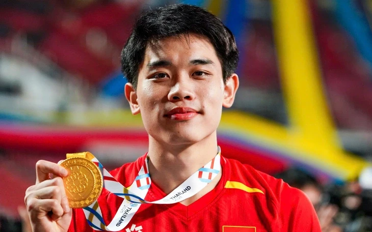 Nhiều người ngồi hàng giờ xem live trận đấu cờ tướng, gửi gắm kỳ vọng đến Lại Lý Huynh Nhiều người ngồi hàng giờ xem live trận đấu cờ tướng, gửi gắm kỳ vọng đến Lại Lý Huynh