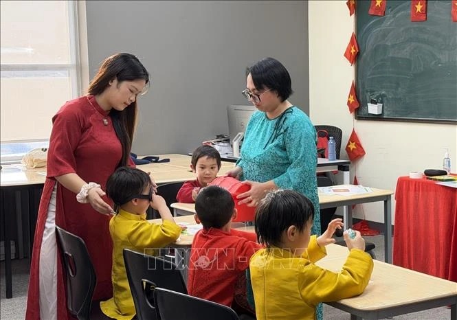 Tôn vinh tiếng Việt: Bồi đắp cội nguồn cho thế hệ trẻ người Việt tại Canada Tôn vinh tiếng Việt: Bồi đắp cội nguồn cho thế hệ trẻ người Việt tại Canada