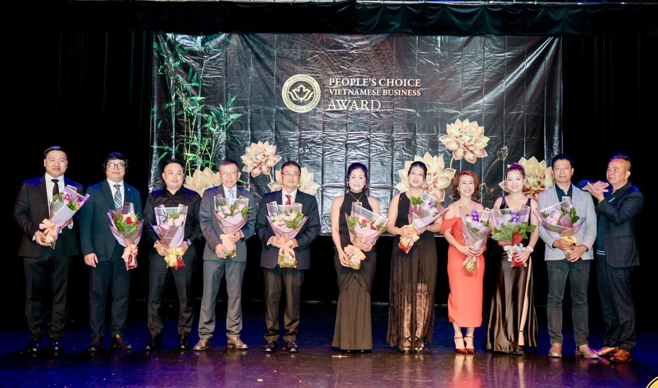 Tôn vinh tinh thần vươn lên và đóng góp cộng đồng Tôn vinh tinh thần vươn lên và đóng góp cộng đồng