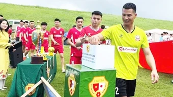 Trái bóng kết nối tấm lòng Việt