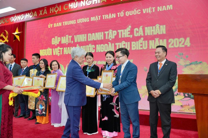 Trí thức Việt ở Hàn Quốc tự hào, đặt niềm tin lớn ở Đại hội Đảng XIV Trí thức Việt ở Hàn Quốc tự hào, đặt niềm tin lớn ở Đại hội Đảng XIV