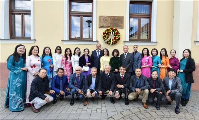 Tưởng nhớ Bác tại nơi ghi dấu quan hệ Việt Nam - Slovakia Tưởng nhớ Bác tại nơi ghi dấu quan hệ Việt Nam - Slovakia
