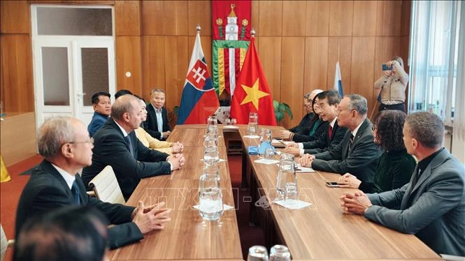 Tưởng nhớ Bác tại nơi ghi dấu quan hệ Việt Nam - Slovakia Tưởng nhớ Bác tại nơi ghi dấu quan hệ Việt Nam - Slovakia