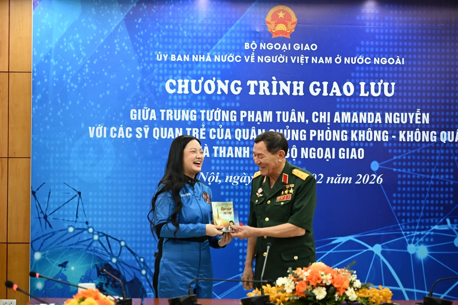 Tướng Phạm Tuân gặp nữ phi hành gia Mỹ gốc Việt đầu tiên bay vào vũ trụ Tướng Phạm Tuân gặp nữ phi hành gia Mỹ gốc Việt đầu tiên bay vào vũ trụ