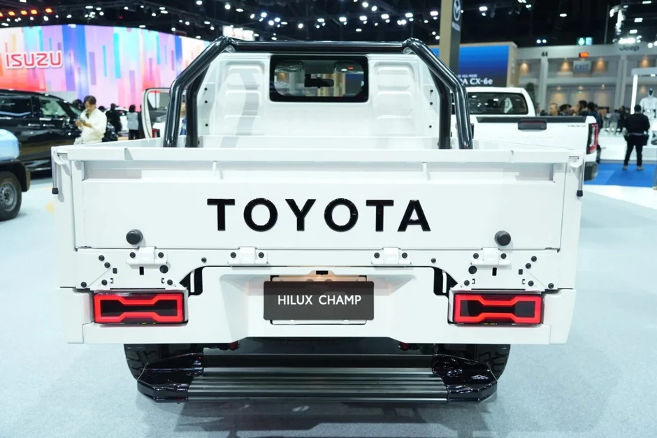 Bán tải giá rẻ Toyota Hilux lột xác với bản độ phong cách Brabus Bán tải giá rẻ Toyota Hilux lột xác với bản độ phong cách Brabus