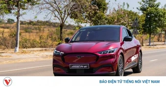 Ford Việt Nam giảm giá "sốc" 900 triệu đồng cho Mustang Mach-E