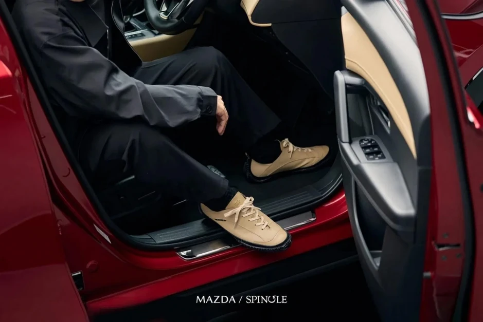 Mazda bán giày sneaker lấy cảm hứng từ nội thất ô tô, giá hơn 4 triệu đồng Mazda bán giày sneaker lấy cảm hứng từ nội thất ô tô, giá hơn 4 triệu đồng