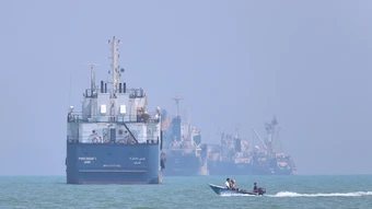 Bất đồng ở Hormuz nguy cơ thiêu rụi lệnh ngừng bắn Mỹ - Iran