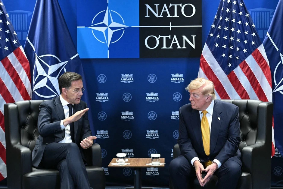 Chiến thuật 'vừa đấm vừa xoa' của ông Trump tại hội nghị NATO Chiến thuật 'vừa đấm vừa xoa' của ông Trump tại hội nghị NATO