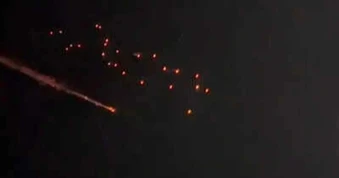 Iran khai hỏa tên lửa mang đạn chùm, phóng "mưa hỏa lực" xuống Israel