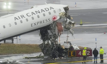 Lý do máy bay Canada nát mũi khi va chạm với xe cứu hỏa